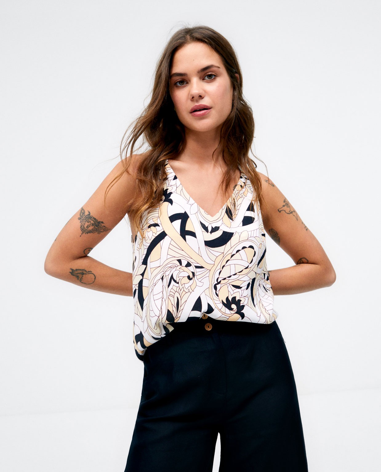 Camiseta tirantes. Cuello en V. Estampado Beige