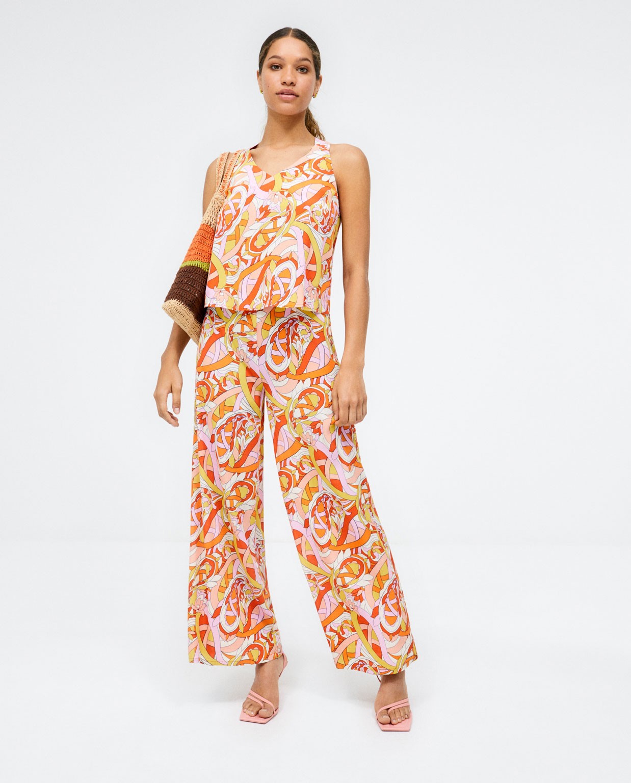 Camiseta tirantes. Cuello en V. Estampado Naranja