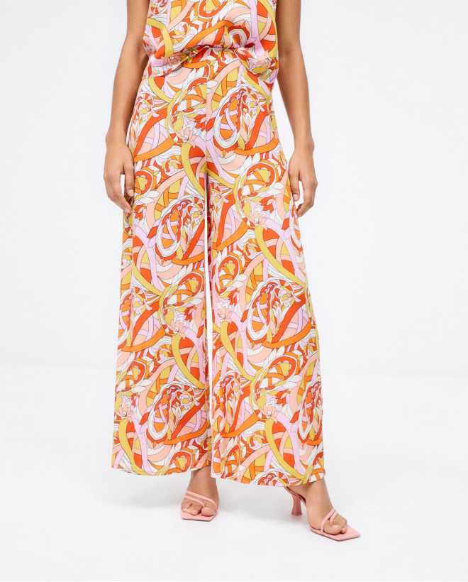 Long and very wide trousers. Orange