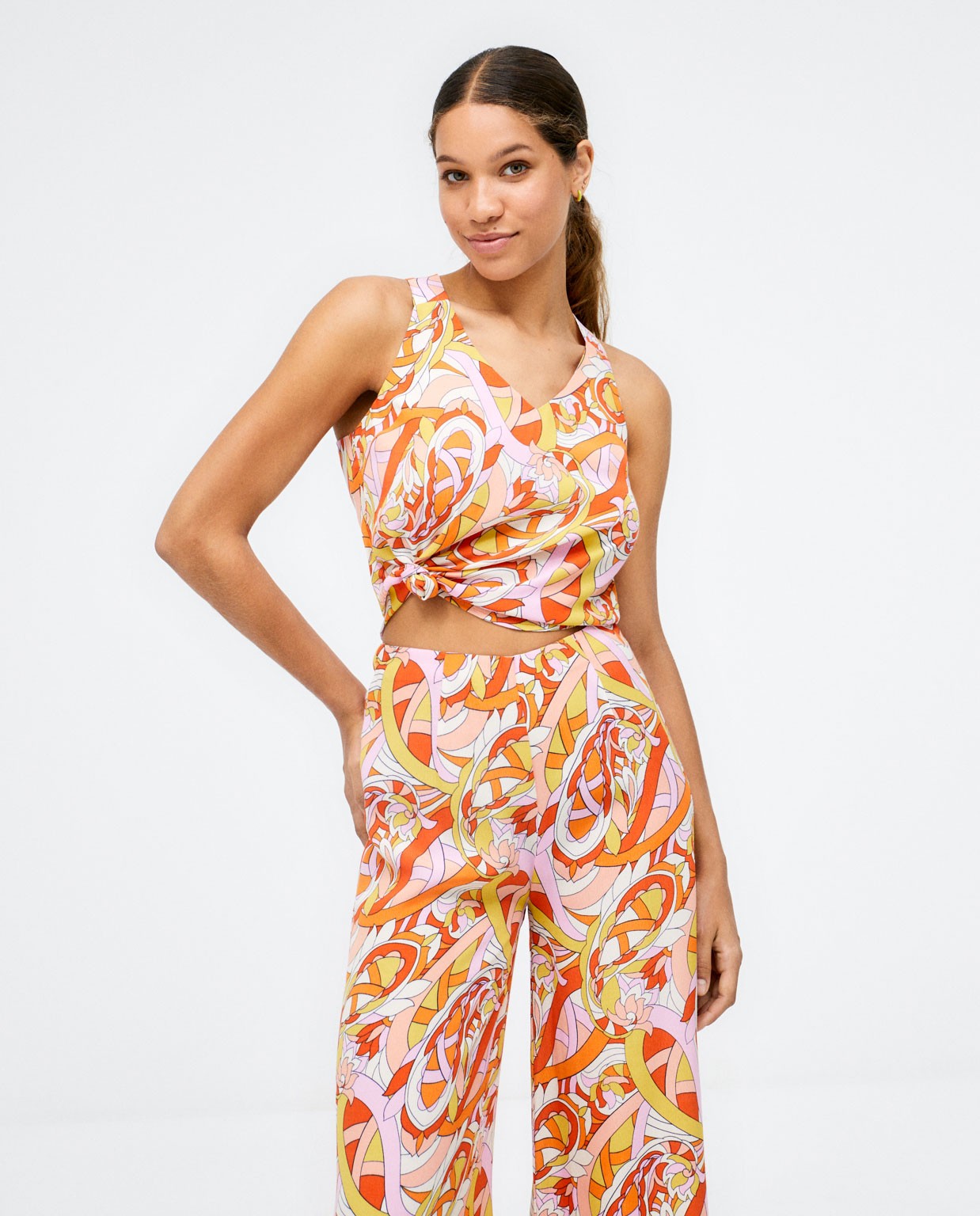 Pantalón largo y muy ancho. Estampado Naranja
