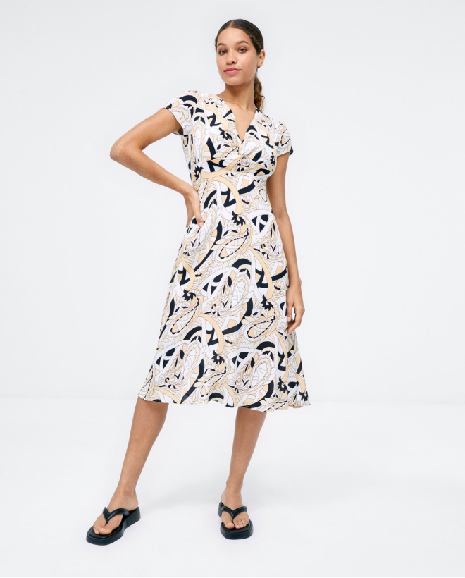 Vestido com decote em V e...