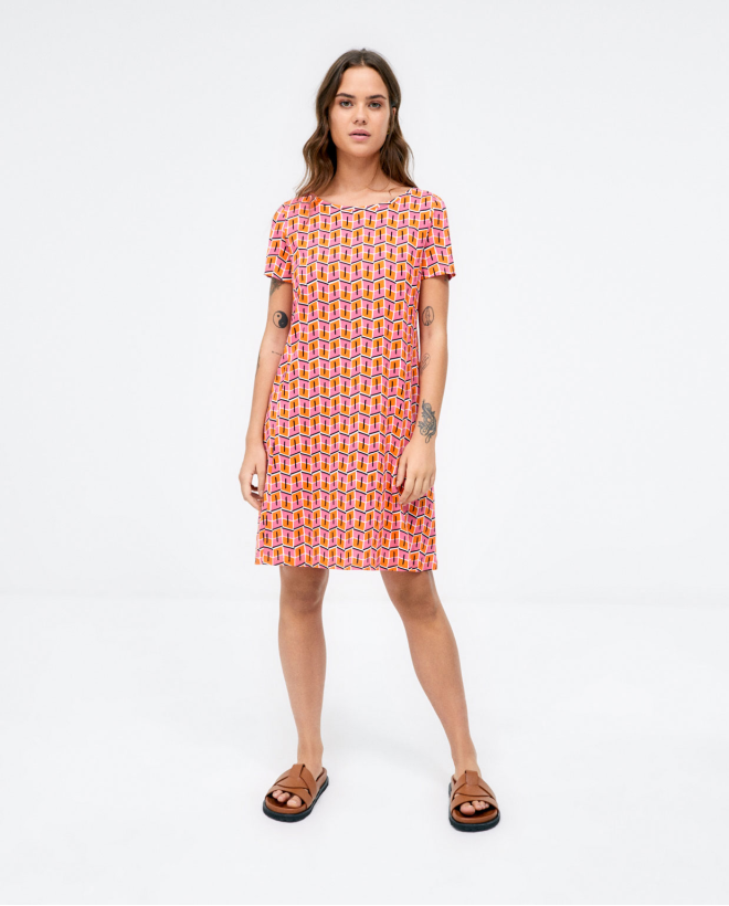 Vestido curto  decote barco...