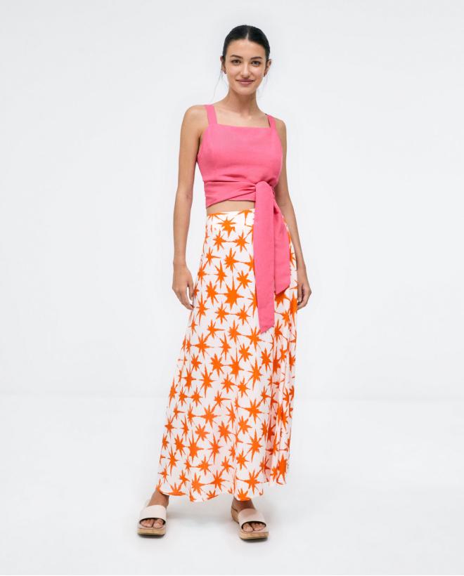 Tank top knotted at the...