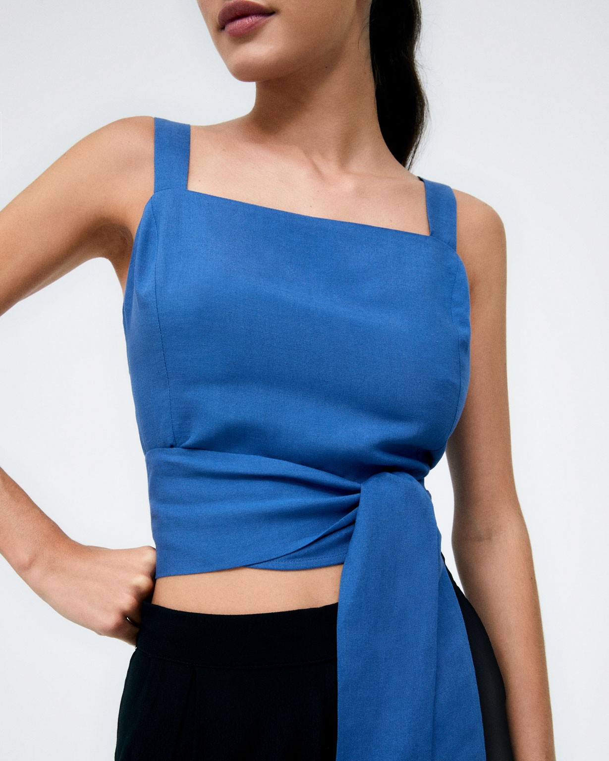 Tank top knotted at the waist. Plain  Blue