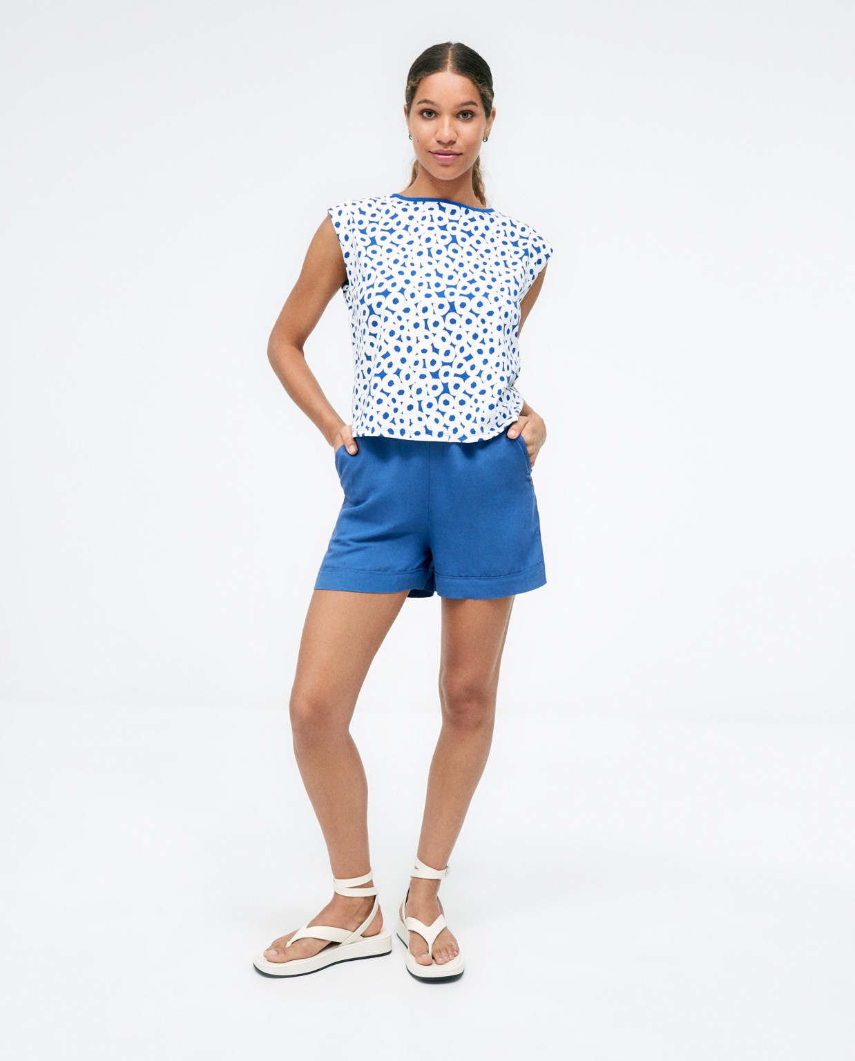 Short con elástico en la espalda. Liso Azul
