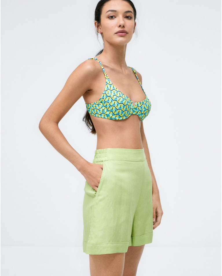 Short con elástico en la espalda. Liso Verde acido