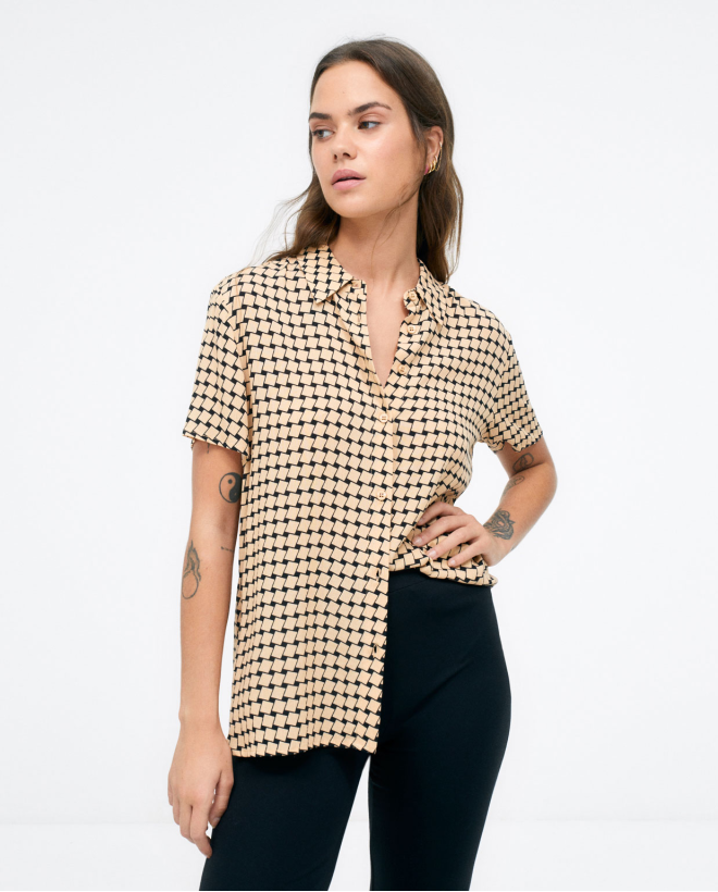 Short sleeve shirt. Ggeometric print Beige