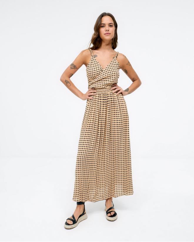 Vestido de alças cruzadas e...