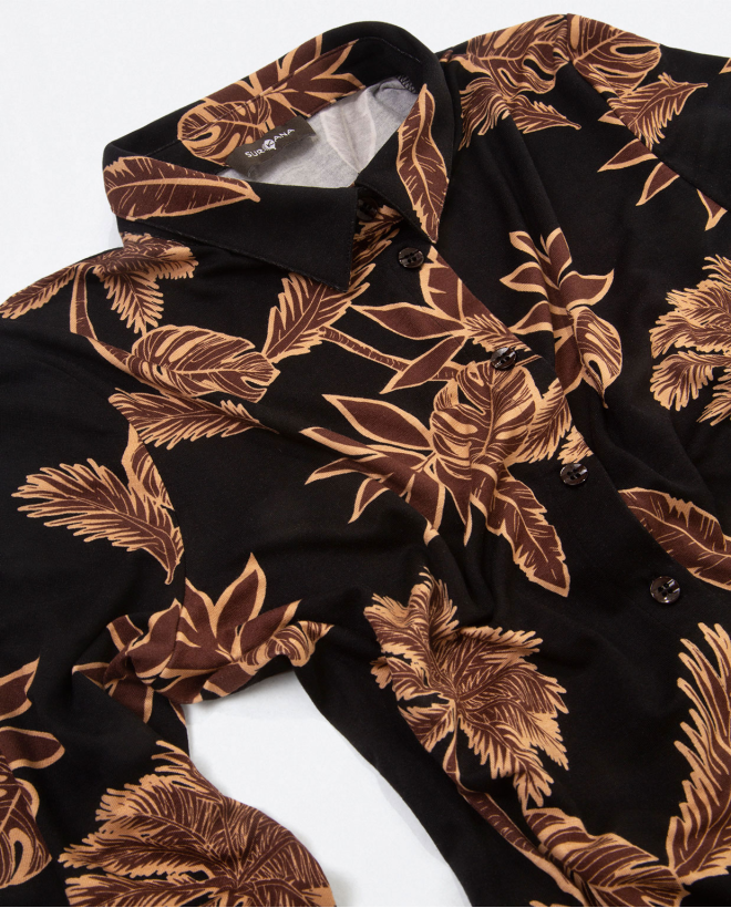 Elastic long sleeve shirt. Black flower print. Black