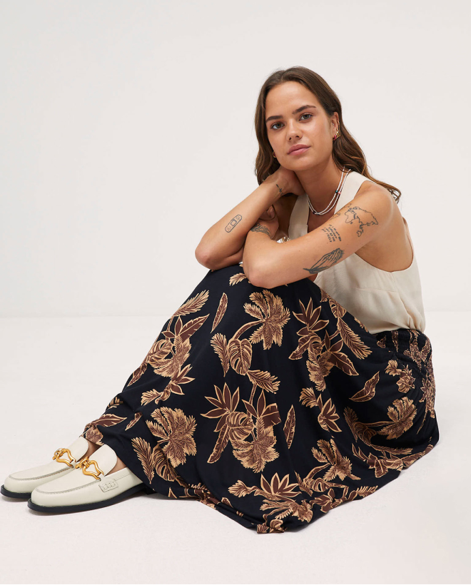 Falda larga. Cintura elástica.Estampada Negro