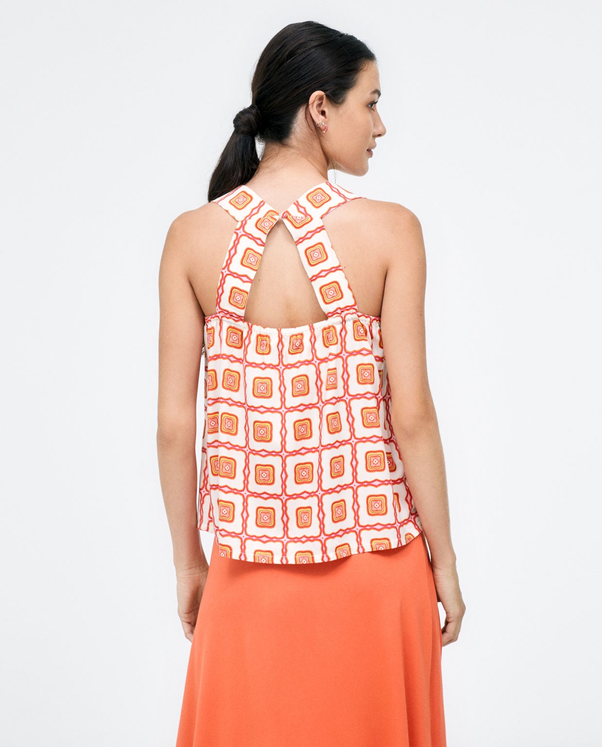 Camiseta tirantes. Cuello en V. Estampado Coral
