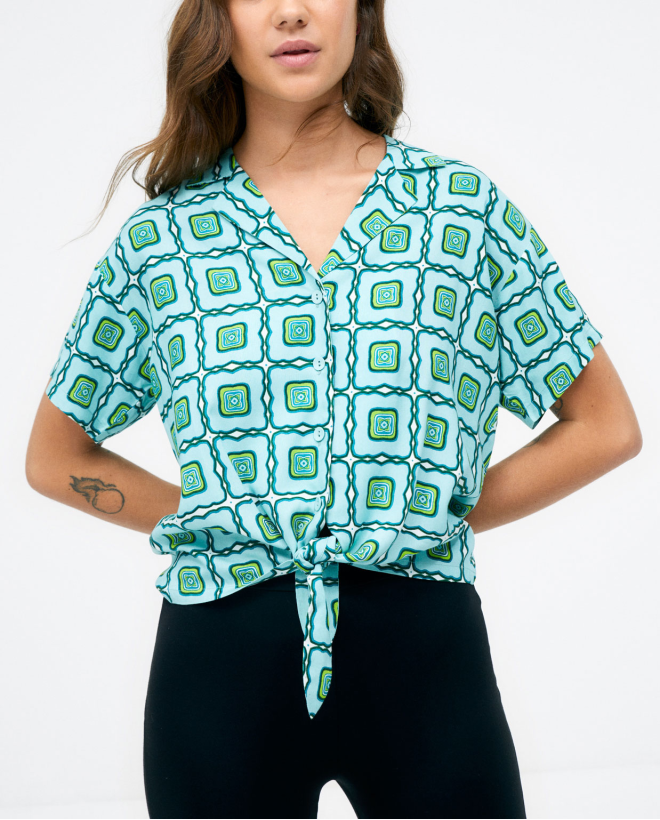 Knotted short sleeve shirt. Green