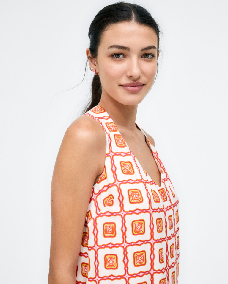 Vestido de alças costas especiais com botão. Coral