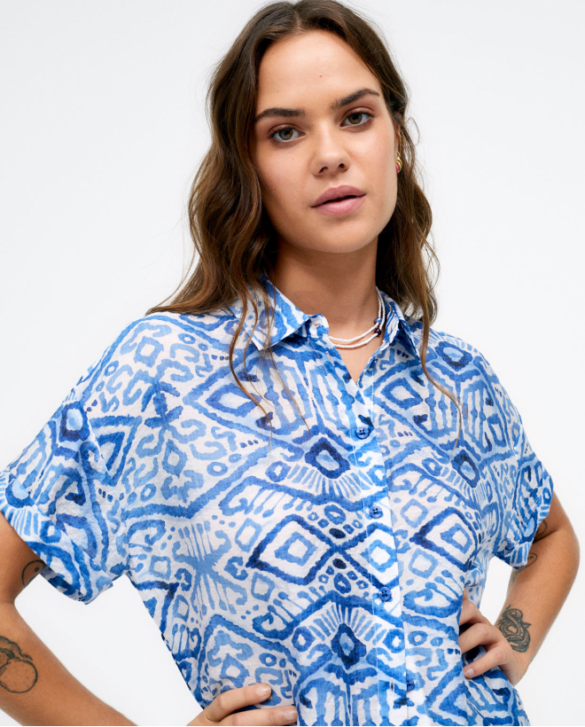 Vestido curto camiseiro. Azul