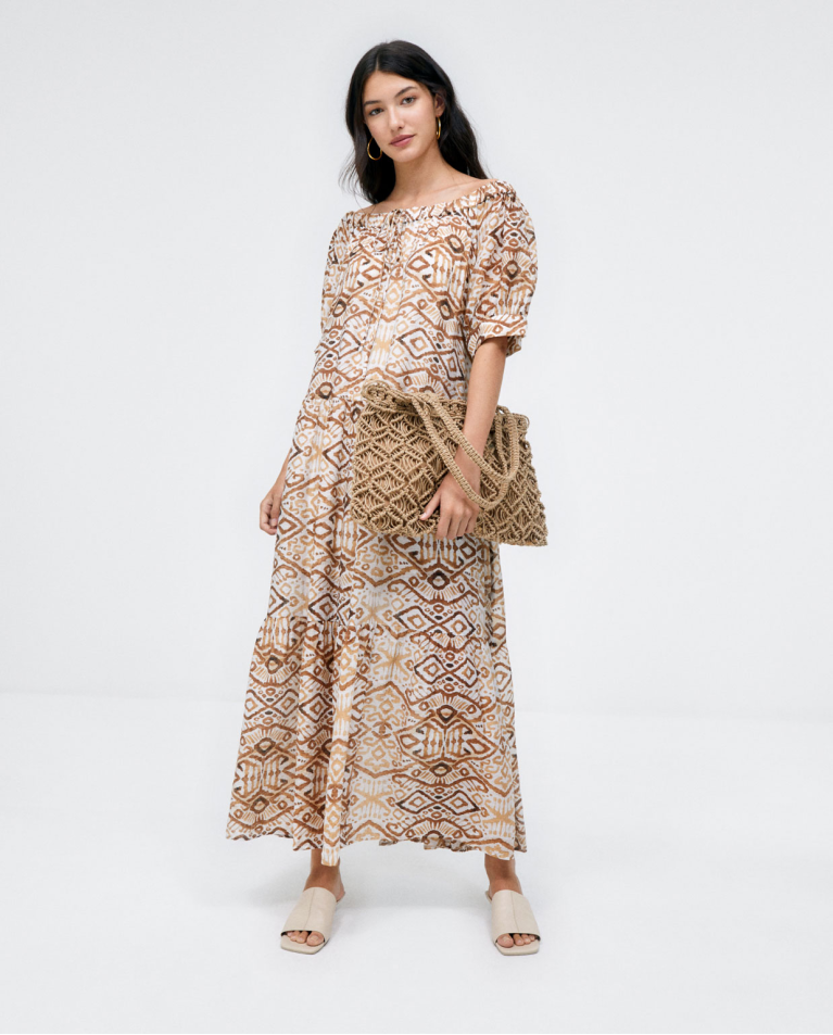 Vestido largo hombros descubiertos. Estampado Beige