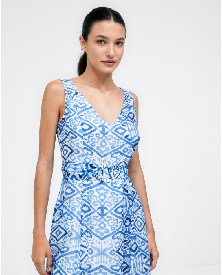 Vestido de tirantes. Cuello V. Estampado Azul