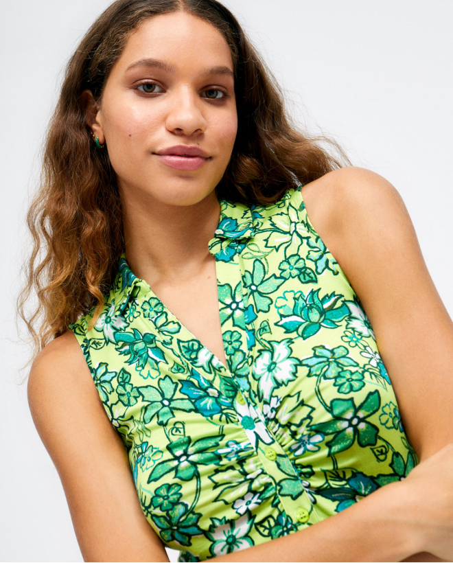 Camisa sem mangas com franzido no peito. Verde