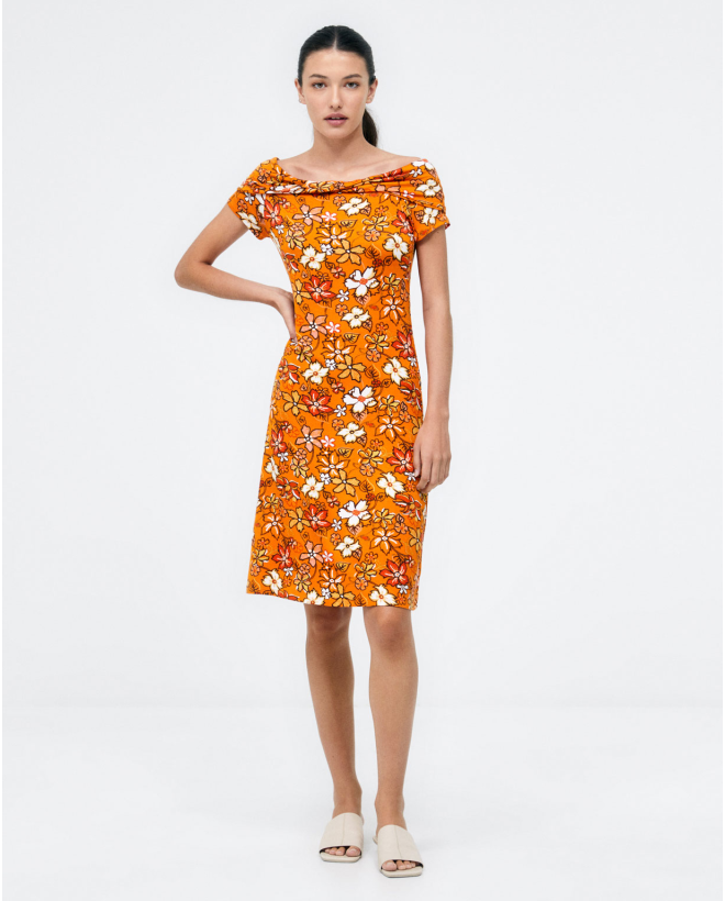 Vestido curto com decote...