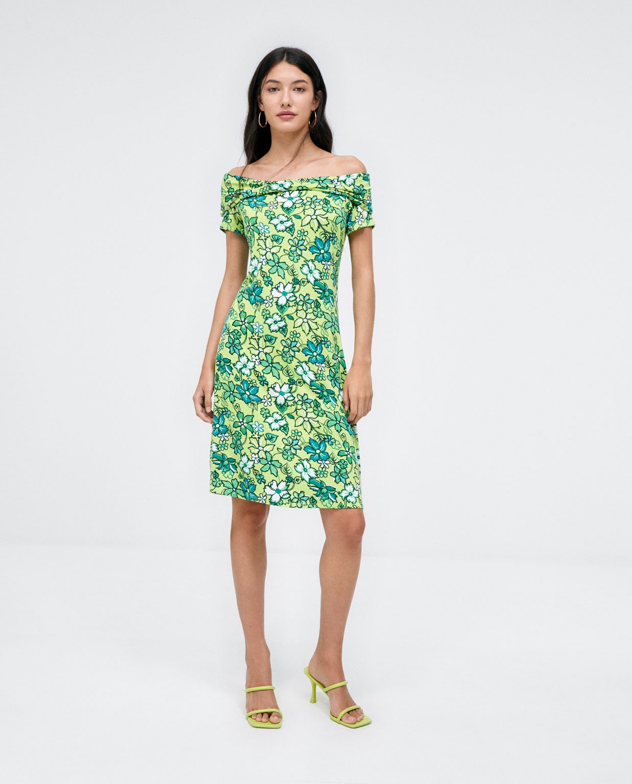 Vestido curto com decote bardot. Verde