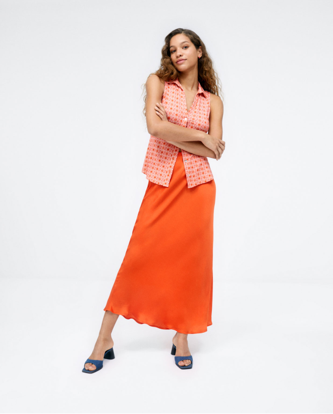 Sleeveless shirt with ruffled sleeves. Elastic. e Orange