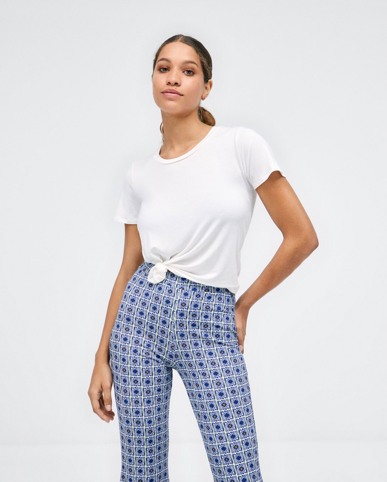Long bell-bottom trousers. Elastic. e print Blue