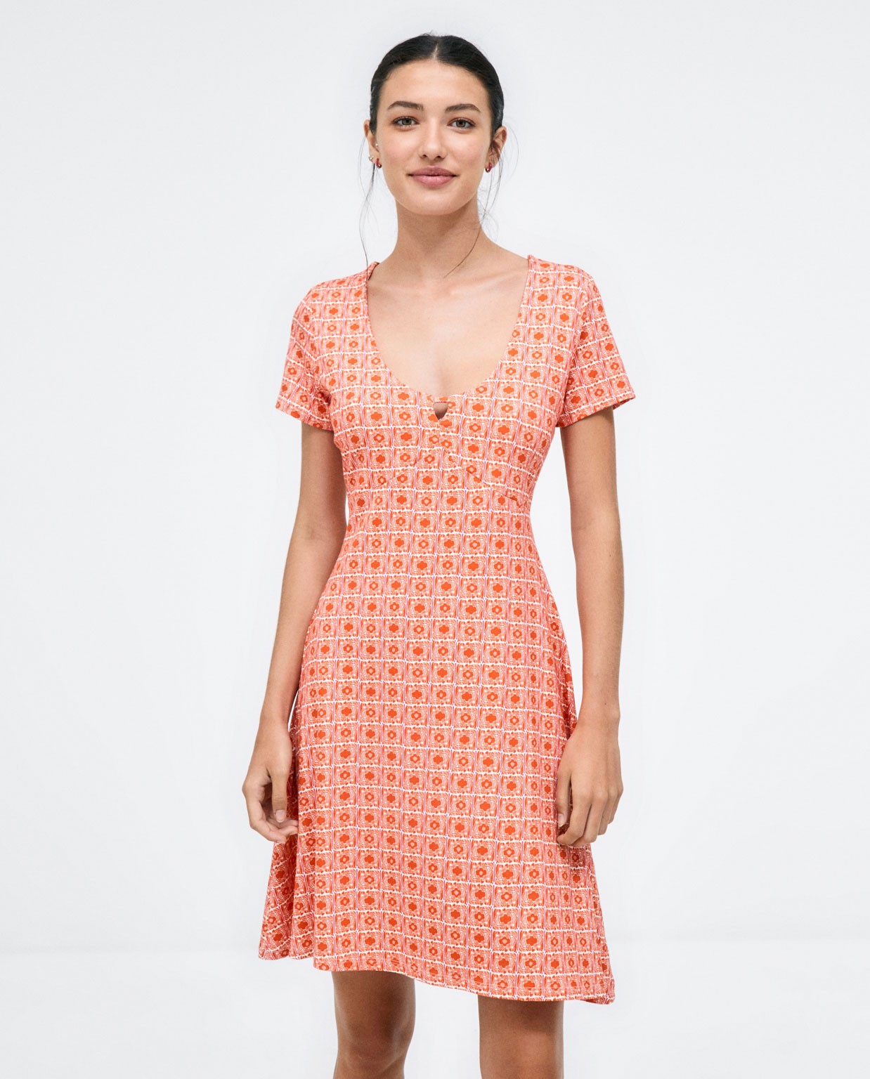 Vestido curto com franzido no peito. Laranja