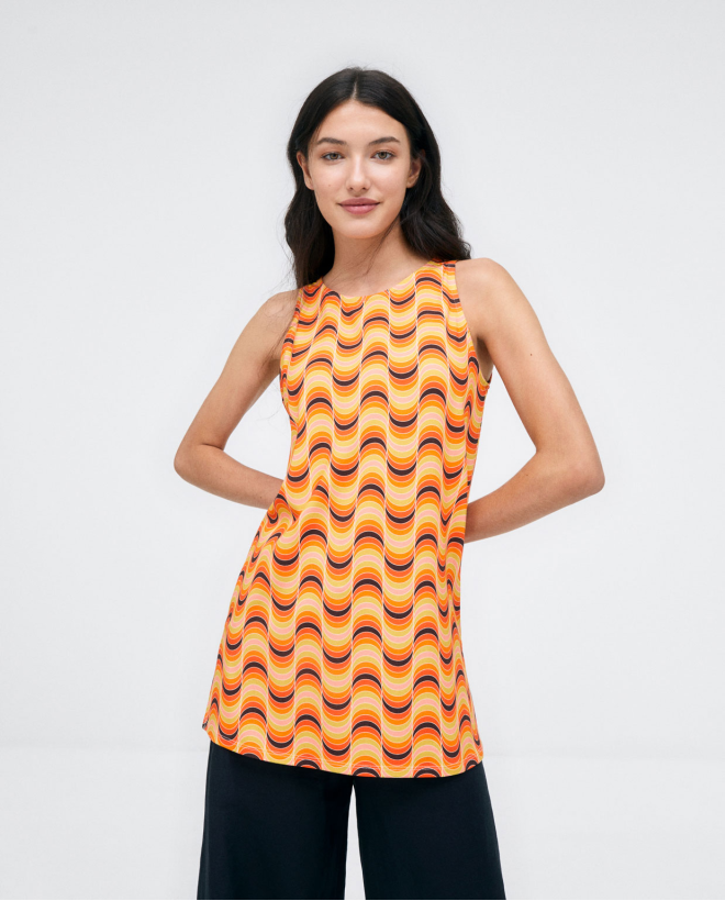 Long sleeveless T-shirt....