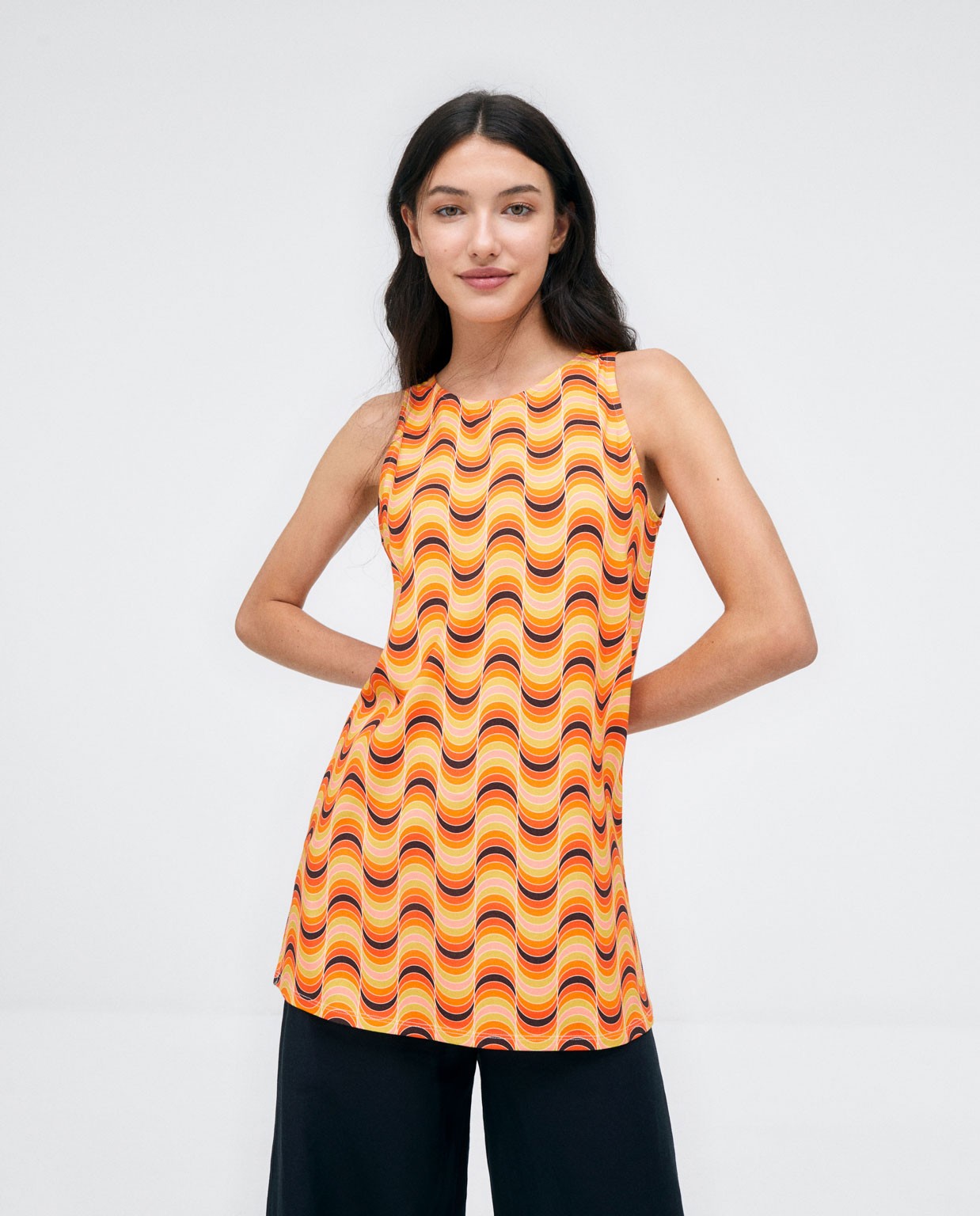 Vestido curto sem mangas  ligeiramente evasé. Laranja