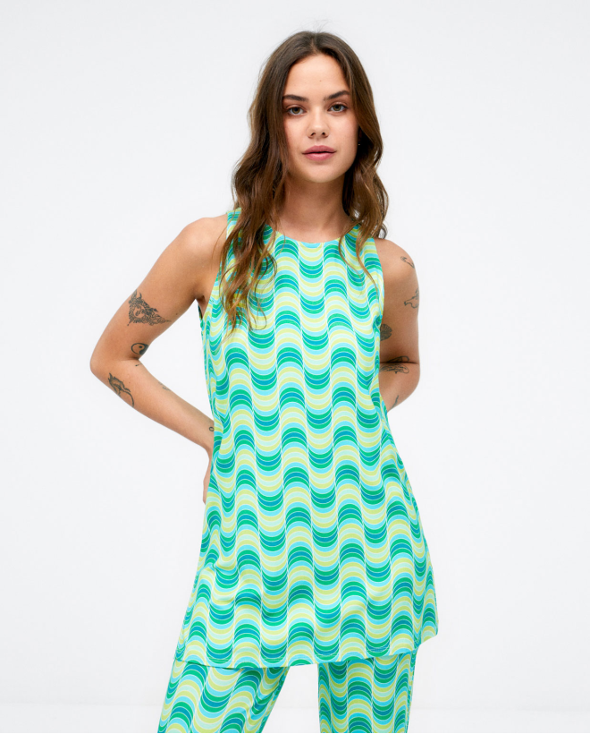 Vestido curto sem mangas...