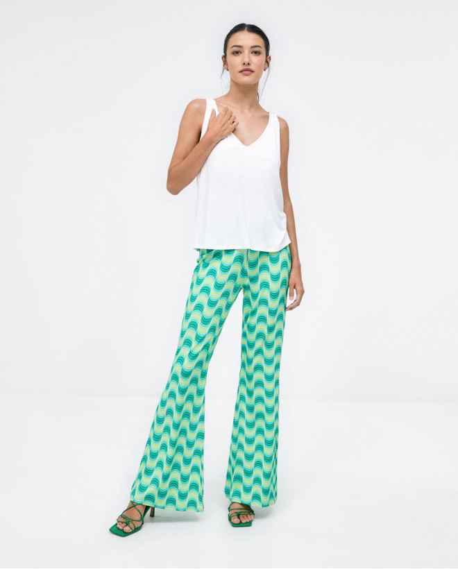 Long bell-bottom trousers. Elastic. Green