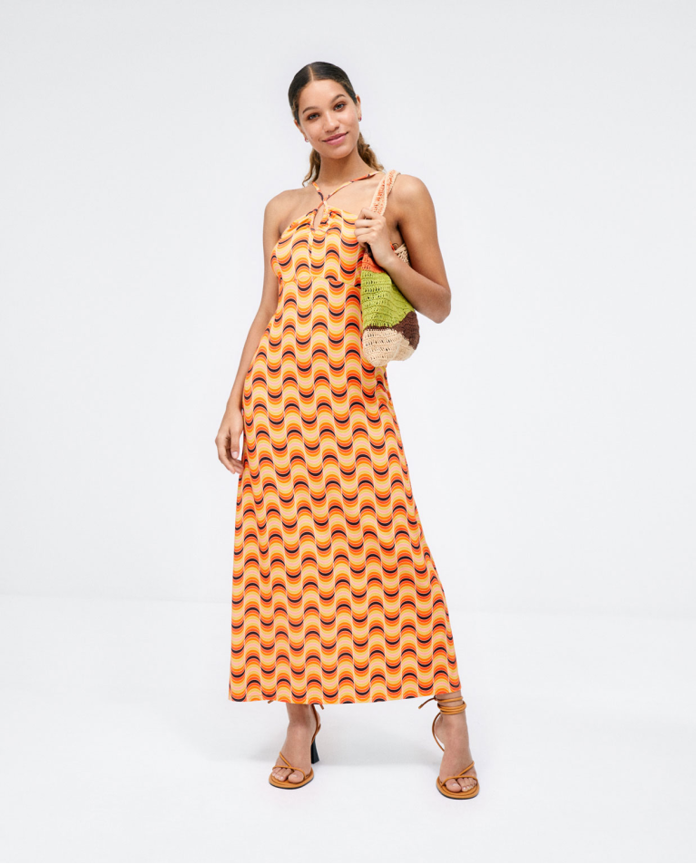 Vestido decote franzido com alças cruzadas. Laranja