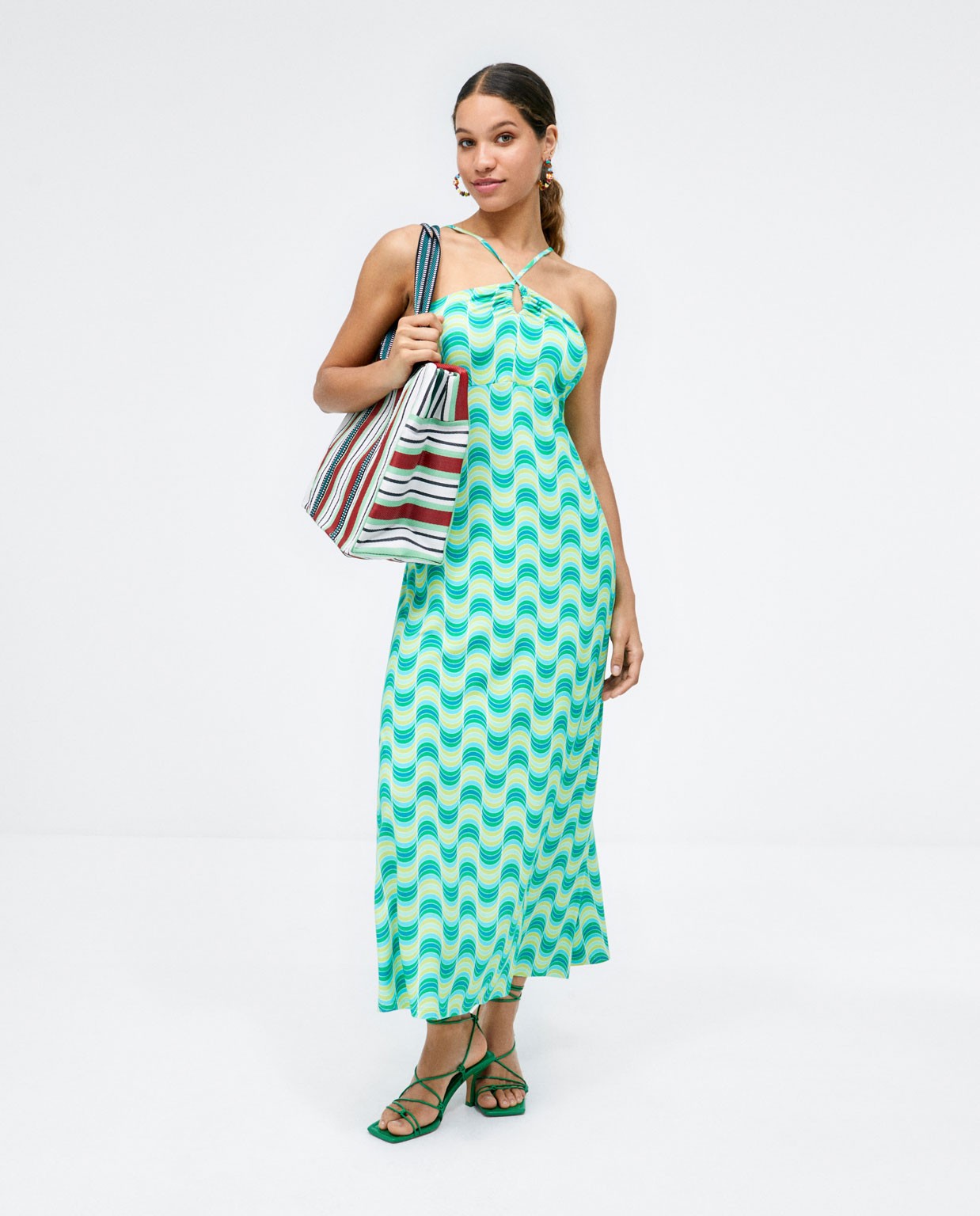 Vestido decote franzido com alças cruzadas. Verde