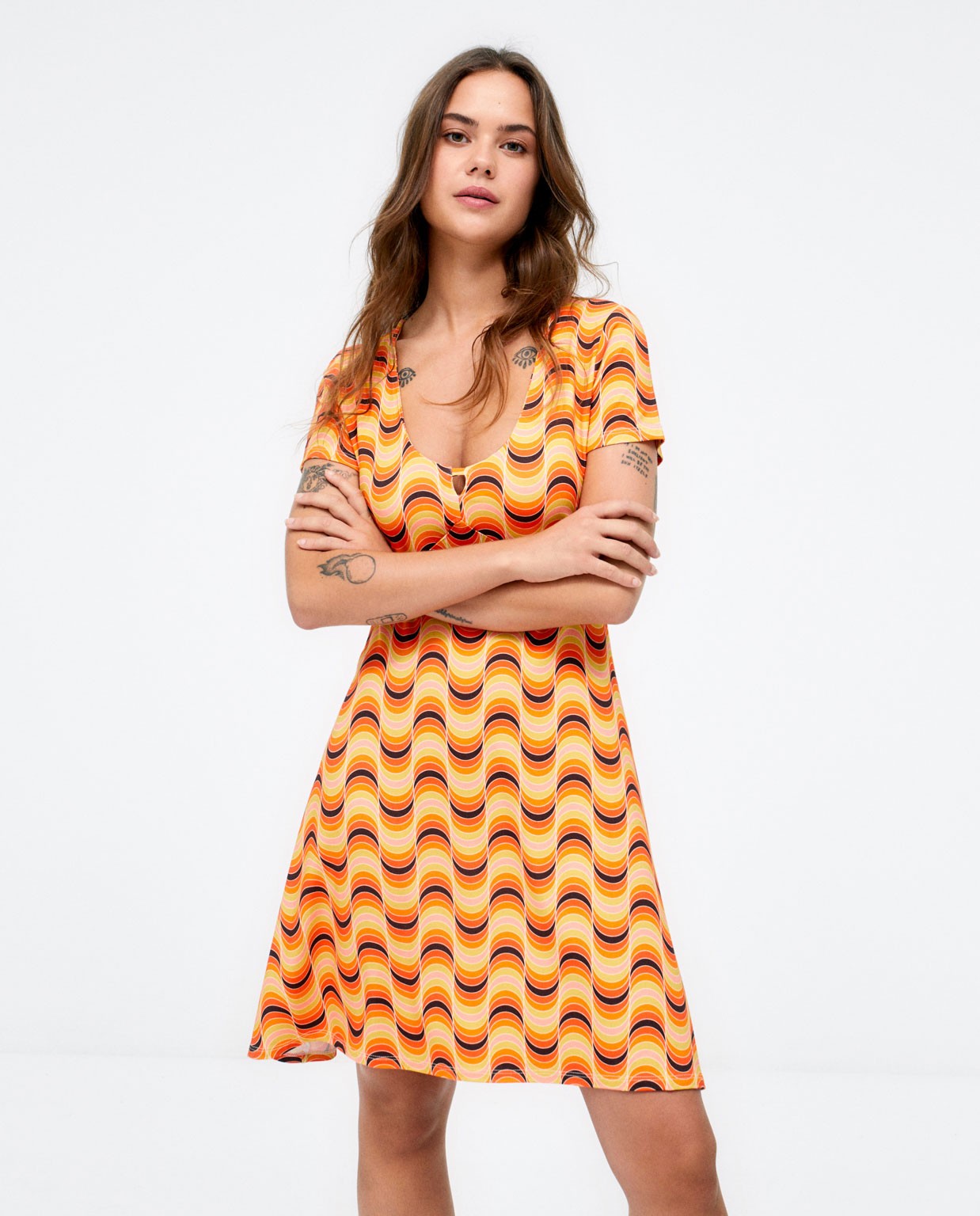 Vestido curto com decote franzido. Laranja