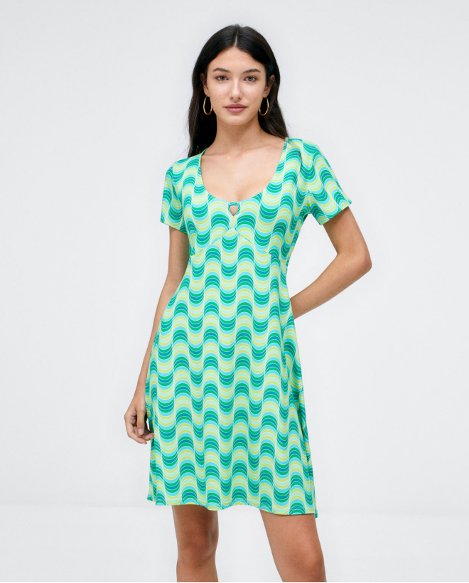 Vestido curto com decote...