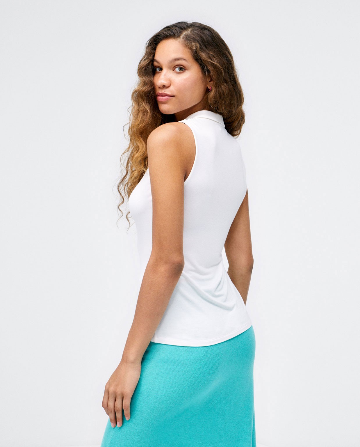 Gathe sleeveless shirt. Elastic.  White