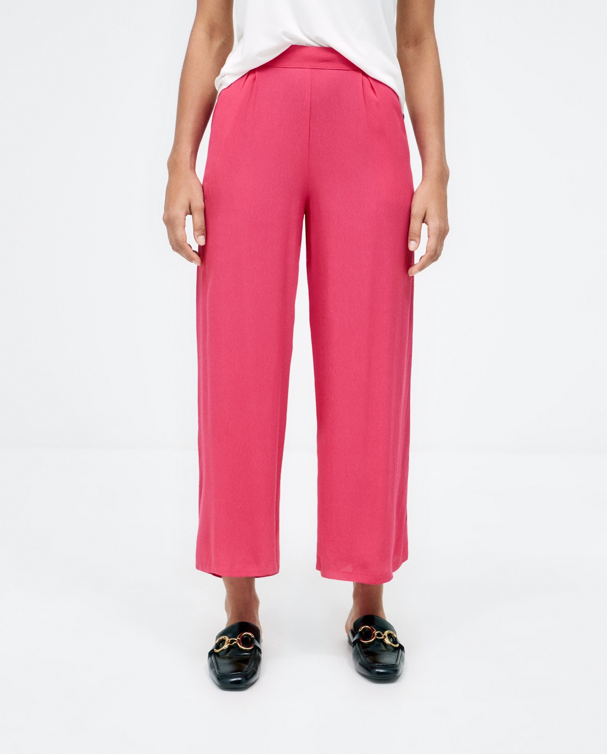 Pantalón tobillero ancho. Liso Fucsia