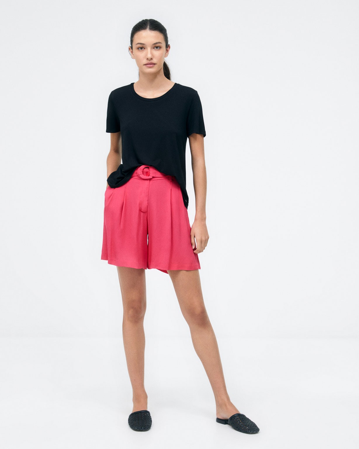 Pleated shorts with belt. Plain e Fuchsia