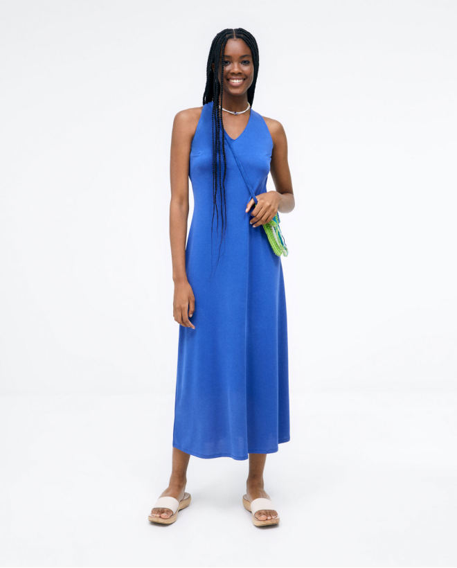 Long dress. Back crossed...