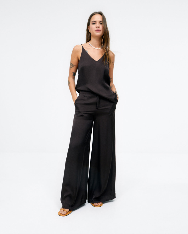 Tank top. V-neck. Plain Brown
