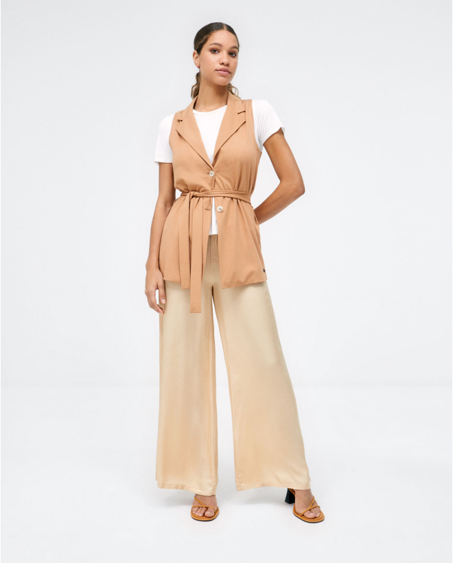 Wide trousers with darts. Plain Beige