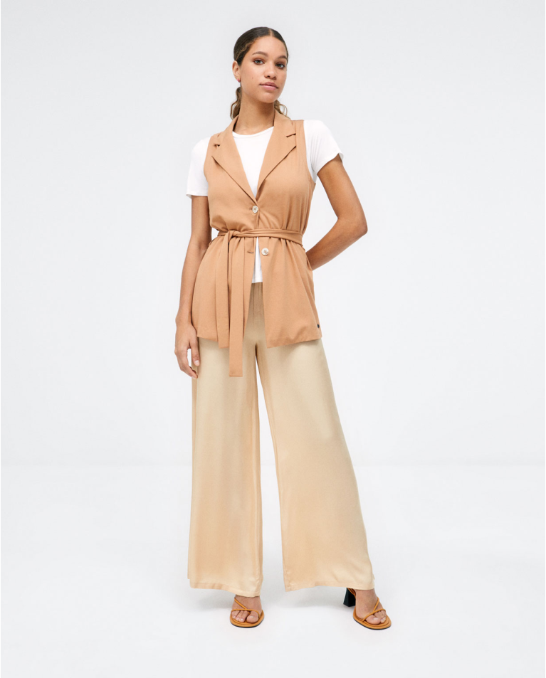 Wide trousers with darts. Plain Beige