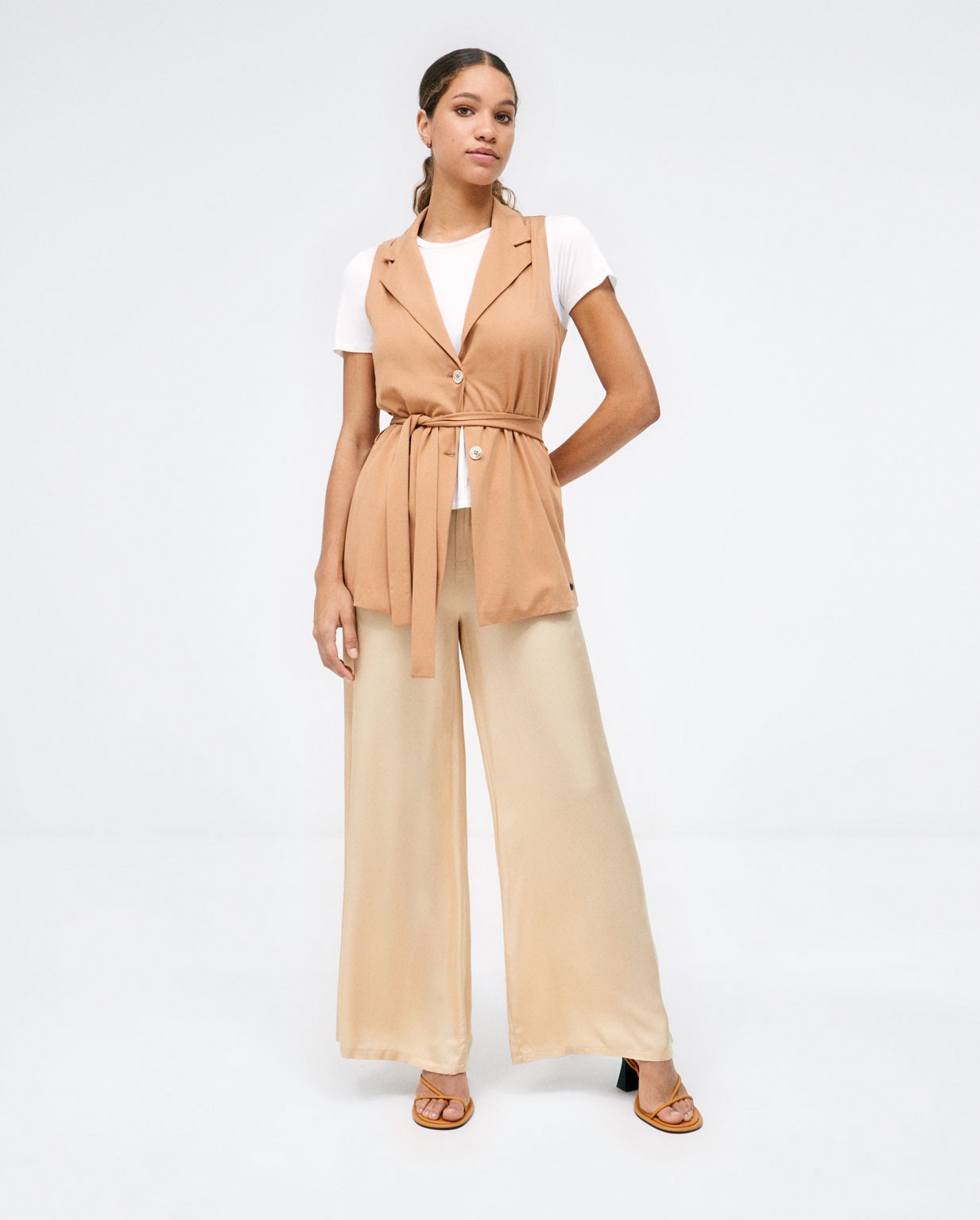 Wide trousers with darts. Plain Beige