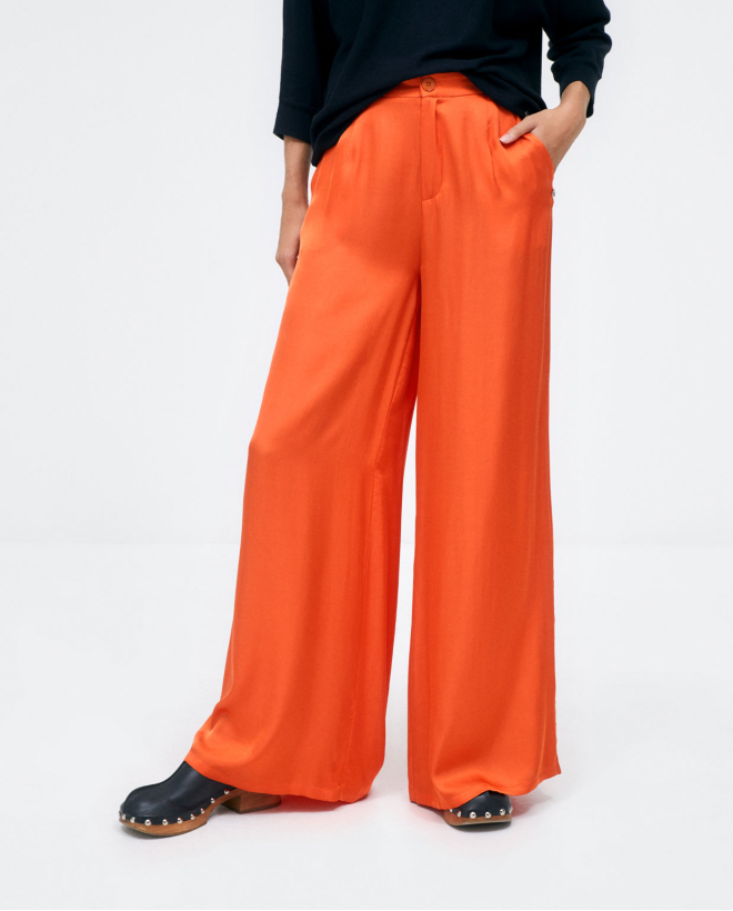 Pantalón largo ancho con pinzas. Liso Naranja