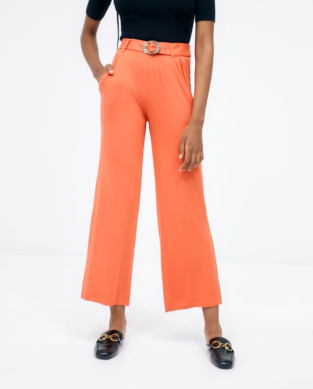 Pantalón largo con cinturón. Elástico. Liso Naranja