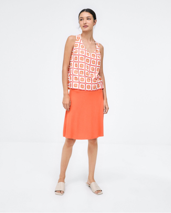 Short fla skirt. Elasticated waist. Smooth. Orange