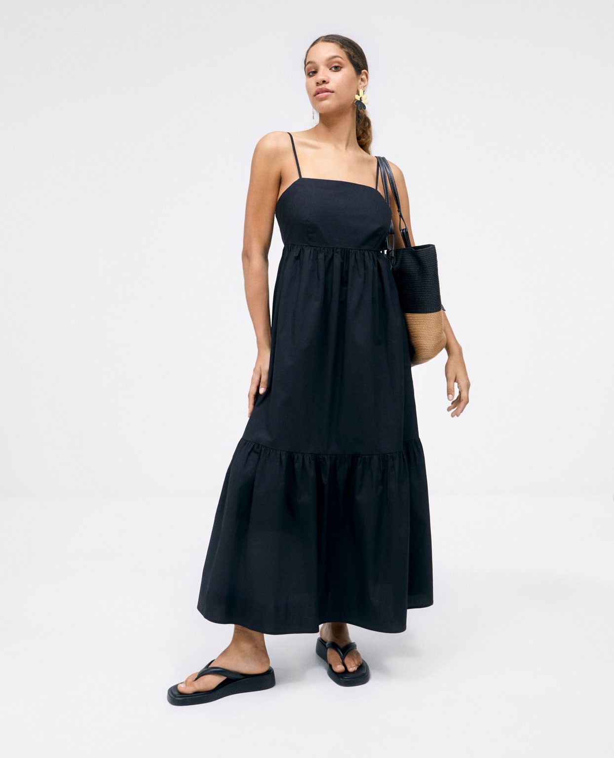 Vestido largo de tirantes con volante. Liso Negro