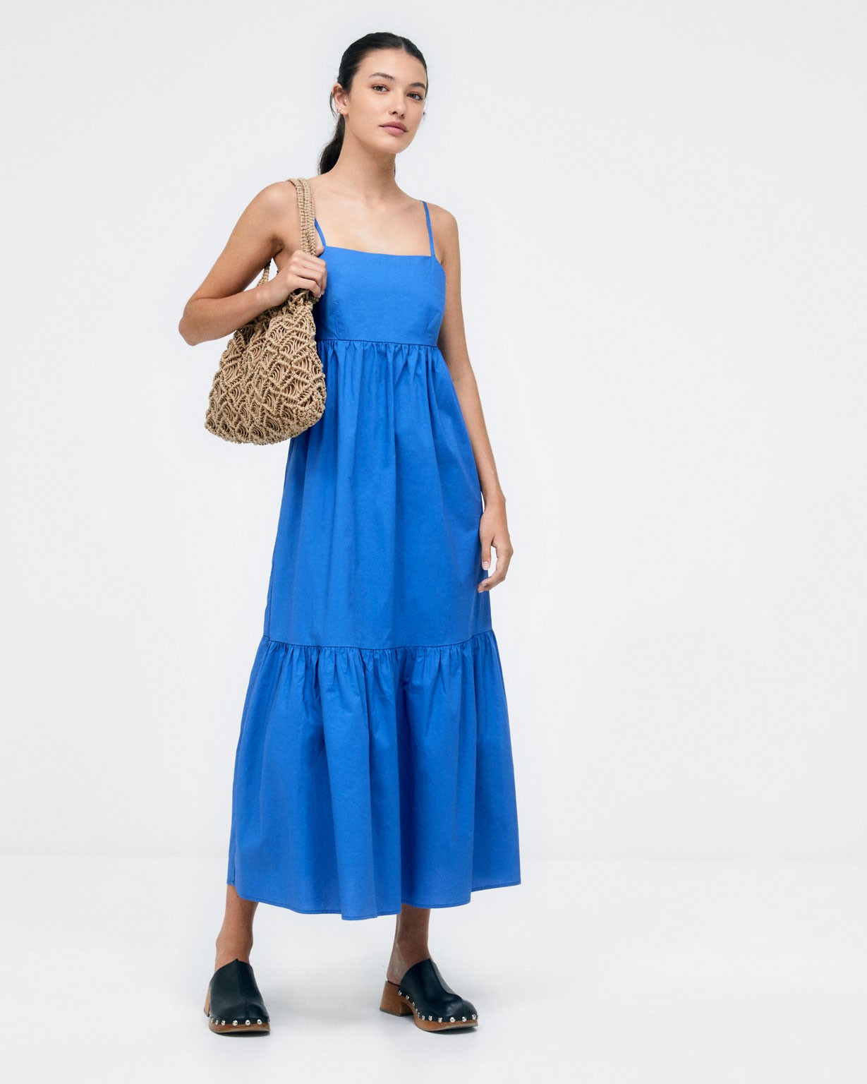 Vestido de alças  amplo com folhos em baixo. Azul
