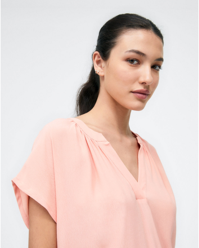 Short sleeve V-neck blouse. Coral
