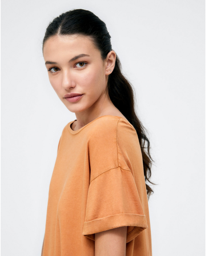 Pleated back t-shirt. Stretch. Plain. Tile