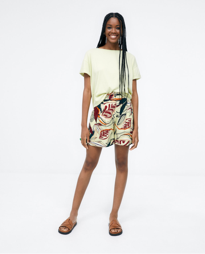 Camisola fina oversize decote barco. Verde ácido